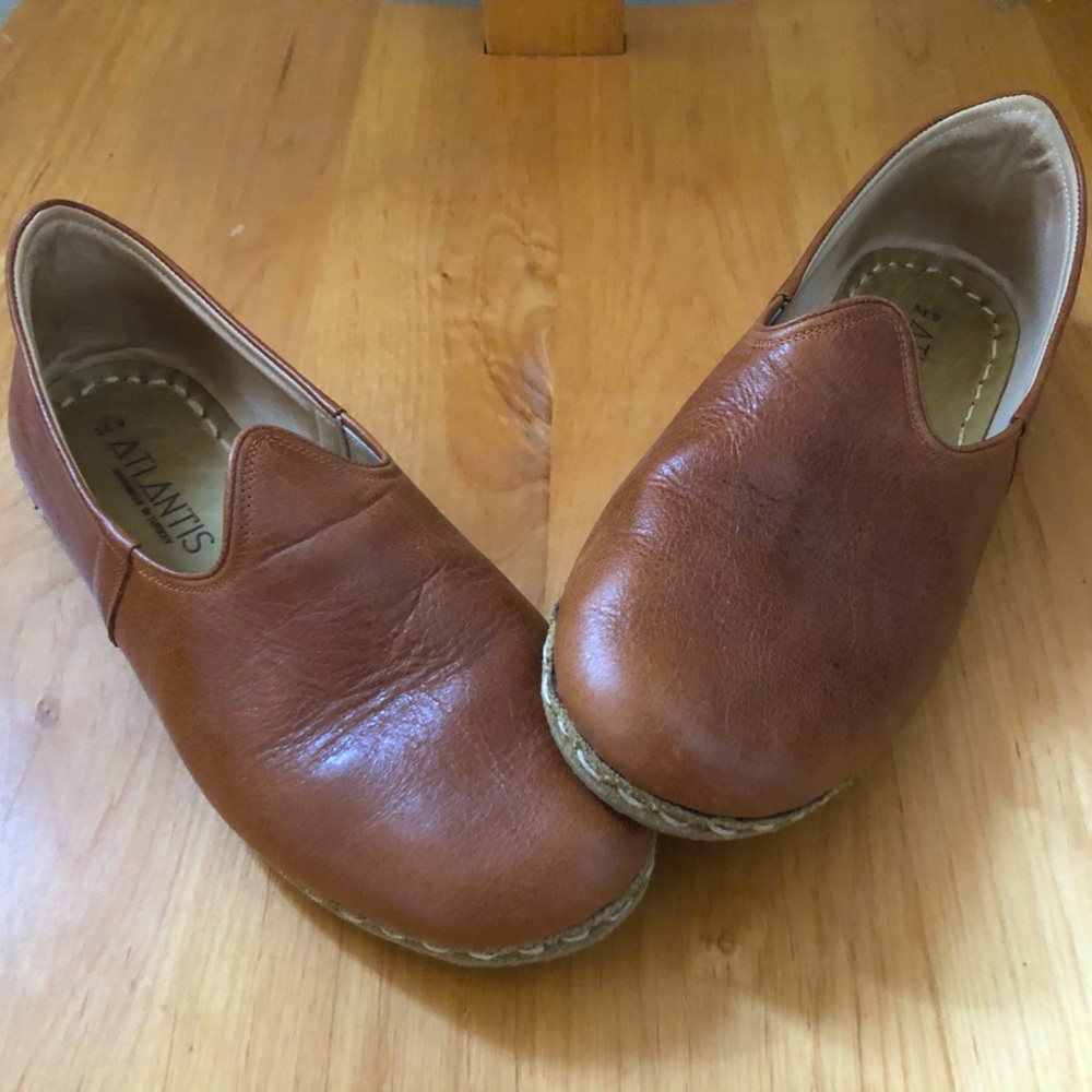 Lightly used Atlantis Turkish leather shoes size 9